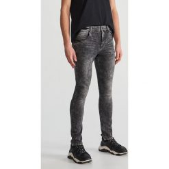 Spodnie jeansowe skinny - Jasny szar. Szare spodnie męskie Reserved, m, bez wzorów, z jeansu. Za 129,99 zł.
