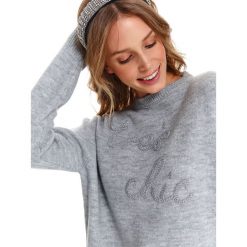 Sweter damski z aplikacją. Szare swetry damskie Top Secret, na wiosnę, z aplikacjami, klasyczne, bez rękawów, bez kaptura. W wyprzedaży za 79,99 zł.