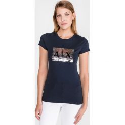 Armani Exchange Koszulka Niebieski. Niebieskie koszulki damskie Armani Exchange, xs, z aplikacjami, z bawełny, bez kołnierzyka. Za 292,95 zł.