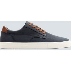 Granatowe tenisówki w miejskim stylu z ozdobną perforacją. Zielone buty sportowe męskie marki Pull&Bear, bez wzorów, sportowe, bez zapięcia. Za 99,90 zł.