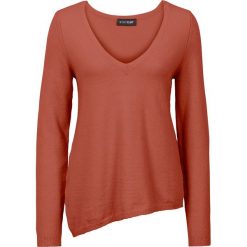 Swetry klasyczne damskie: Sweter z asymetryczną linią dołu bonprix rdzawoczerwony