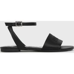 Armani Exchange - Sandały. Czarne klapki damskie Armani Exchange, bez wzorów, z materiału, bez obcasa, na szpilce. W wyprzedaży za 379,90 zł.