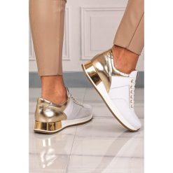 Białe sneakersy kati buty sportowe sznurowane 7026. Białe buty sportowe damskie Kati, z aplikacjami, ze skóry, eleganckie. Za 298,99 zł.