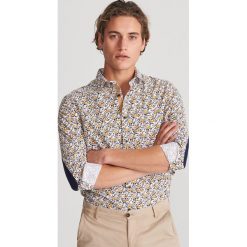 Koszula slim fit w drobne kwiaty - Żółty. Żółte koszule męskie Reserved, s, w kwiaty, bez kołnierzyka, bez rękawów. Za 119,99 zł.