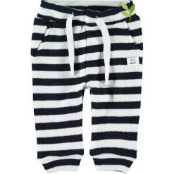 Spodnie dresowe "Tika" w kolorze biało-granatowym. Niebieskie spodnie niemowlęce name it boys, w paski, z bawełny. W wyprzedaży za 39,95 zł.