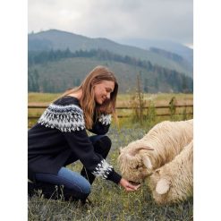 Długi sweter w norweskie wzory. Niebieskie swetry damskie Top Secret, na zimę, bez wzorów, z dzianiny, eleganckie, z długim rękawem, długie, bez kaptura. W wyprzedaży za 79,99 zł.