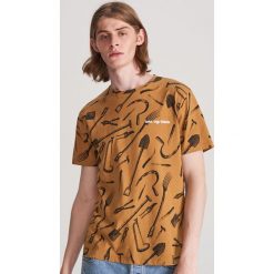 T-shirt z nadrukiem i napisem - Beżowy. Brązowe t-shirty męskie Reserved, s, z nadrukiem, bez kołnierzyka. Za 39,99 zł.