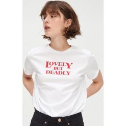 Koszulka oversize z nadrukiem - Biały. Białe koszulki damskie Cropp, s, z nadrukiem, bez kołnierzyka. W wyprzedaży za 39,99 zł.