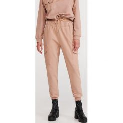 Spodnie z kieszeniami cargo - Beżowy. Brązowe spodnie damskie Reserved, s. Za 89,99 zł.