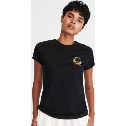 T-shirt z minimalistycznym nadrukiem - Czarny. Czarne t-shirty damskie Reserved, s, z nadrukiem, bez kołnierzyka. Za 29,99 zł.