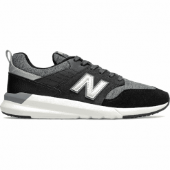 New Balance MS009HC1. Pomarańczowe buty sportowe męskie New Balance, z gumy, bez zapięcia. Za 279,99 zł.