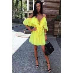 Sukienka ELDORA YELLOW. Żółte sukienki damskie Sukienka ELDORA YELLOW, s, bez wzorów, bez kołnierzyka, z krótkim rękawem, krótkie, mini. W wyprzedaży za 89,00 zł.