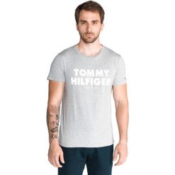 Tommy Hilfiger Koszulka Szary. Szare podkoszulki męskie TOMMY HILFIGER, xl, z haftami, z bawełny, bez kołnierzyka, krótkie. Za 240,95 zł.