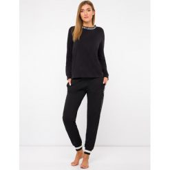 Spodnie dresowe DKNY YI2719416. Czarne spodnie damskie DKNY, xs, z dresówki. W wyprzedaży za 279,00 zł.