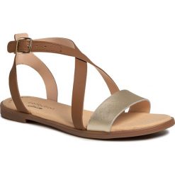 Sandały CLARKS - Bay Rosie 261493374 Tan Interest Lea. Żółte klapki damskie Clarks, bez wzorów, ze skóry, bez obcasa, na obcasie. Za 339,00 zł.
