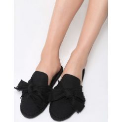 Czarne Klapki Moonstone. Czarne espadryle damskie Born2be, bez wzorów, bez obcasa, na płaskiej podeszwie. Za 49,99 zł.