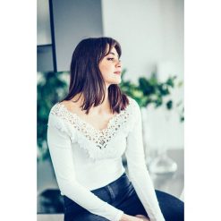 Koronkowy longsleeve z dekoltem w kolorze ecru FADO. Bluzki damskie Endoftheday, s, w koronkowe wzory, z elastanu, bez kołnierzyka, z długim rękawem. Za 119,00 zł.