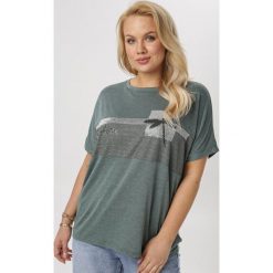 Ciemnozielona Bluzka Daphimene. Zielone bluzki damskie Born2be, xl, bez wzorów, bez kołnierzyka, bez rękawów. W wyprzedaży za 49,99 zł.