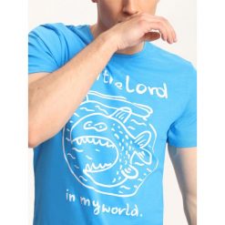 T-shirt krótki rękaw męski z nadrukiem. Niebieskie t-shirty męskie Top Secret, xl, z nadrukiem, z bawełny, sportowe, bez kołnierzyka, krótkie. W wyprzedaży za 19,99 zł.