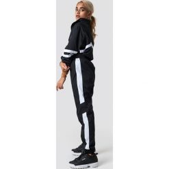 NA-KD Trend Spodnie Side Stripe Tracksuit - Black. Czarne spodnie z wysokim stanem NA-KD Trend, w paski. Za 161,95 zł.