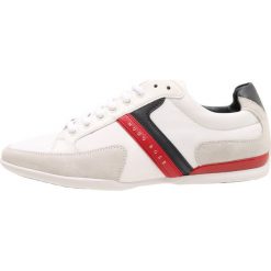 BOSS ATHLEISURE SPACIT Sneakersy niskie open white. Białe sneakersy męskie marki BOSS Athleisure, bez wzorów, ze skóry, bez zapięcia. Za 629,00 zł.