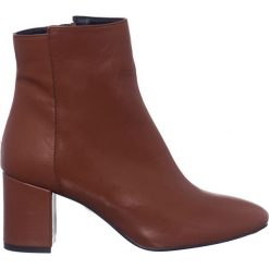 Skórzane botki w kolorze brązowym. Pomarańczowe botki damskie Loretta. W wyprzedaży za 309,95 zł.