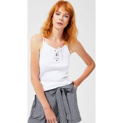Top z wiązaniem. Białe bluzki damskie Moodo, xs. Za 19,99 zł.