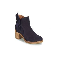 Botki Casual Attitude HIRCHE. Niebieskie botki damskie Casual Attitude, casualowe, bez obcasa, bez zapięcia. W wyprzedaży za 314,10 zł.
