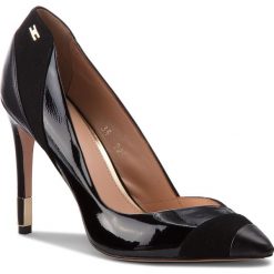 Szpilki ELISABETTA FRANCHI - SA-23F-87E2-V385 Nero 110. Czarne półbuty damskie marki Elisabetta Franchi, bez wzorów, ze skóry, bez obcasa, na obcasie, bez zapięcia. W wyprzedaży za 1089,00 zł.