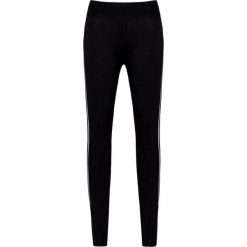 Leginsy Y-3 Czarny. Czarne legginsy sportowe damskie marki Y-3, w paski, z tkaniny, climalite (adidas). Za 371,00 zł.