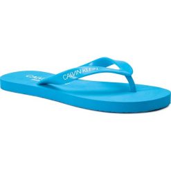 Japonki CALVIN KLEIN - Ff Sandals KM0KM00341 Ibiza Blue 439. Niebieskie klapki męskie Calvin Klein, z tworzywa sztucznego, bez zapięcia. W wyprzedaży za 119,00 zł.