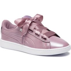 Sneakersy PUMA - Vikky v2 Ribbon P 369727 03 Elderberry/Puma Silver. Fioletowe półbuty damskie Puma, bez wzorów, ze skóry ekologicznej, bez obcasa, na płaskiej podeszwie, bez zapięcia. W wyprzedaży za 169,99 zł.