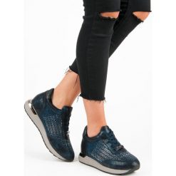 MODNE BUTY SPORTOWE. Czarne buty sportowe damskie KYLIE, bez wzorów, bez zapięcia. Za 129,90 zł.
