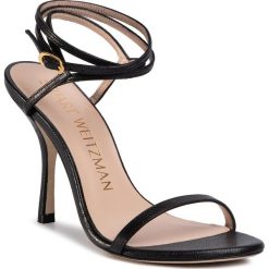 Sandały STUART WEITZMAN - Merinda S5570 Black. Czarne klapki damskie Stuart Weitzman, bez wzorów, ze skóry, bez obcasa, na obcasie. W wyprzedaży za 1189,00 zł.