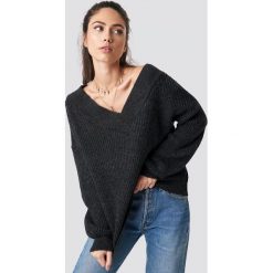 Trendyol Sweter z szerokim dekoltem v - Grey. Szare swetry oversize damskie marki Vila, l, z bawełny, z okrągłym kołnierzem. Za 100,95 zł.