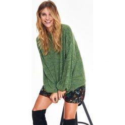 Sweter damski oversize. Zielone swetry damskie na zimę, z dzianiny. W wyprzedaży za 49,99 zł.