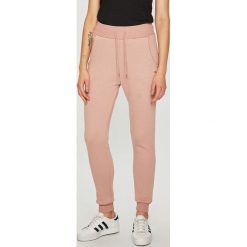 Guess Jeans - Spodnie. Różowe jeansy damskie marki Guess Jeans, z podwyższonym stanem. Za 249,90 zł.