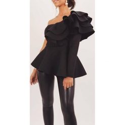 Damska bluzka PRUDIE BLACK. Czarne bluzki damskie Damska bluzka PRUDIE BLACK, s, bez wzorów, eleganckie, z falbankami, bez rękawów. W wyprzedaży za 89,00 zł.