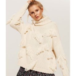 Swetry oversize damskie: Sweter oversize z frędzlami - Kremowy