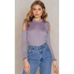 Swetry klasyczne damskie: NA-KD Boho Sweter z wycięciami na ramionach i falbankami – Purple