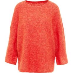 By Malene Birger Sweter poinciana. Pomarańczowe bluzy damskie marki By Malene Birger, xs, bez wzorów, z elastanu, bez rękawów, bez kaptura. Za 1029,00 zł.