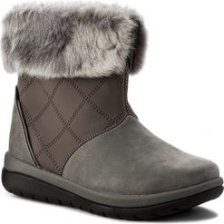 Botki CLARKS - Cabrini Reef 261286784 Dark Grey. Szare buty zimowe damskie marki Clarks, z materiału. W wyprzedaży za 239,00 zł.