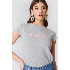NA-KD T-shirt Darlin' - Grey. Szare t-shirty damskie marki NA-KD, z napisami, z okrągłym kołnierzem. Za 40,95 zł.