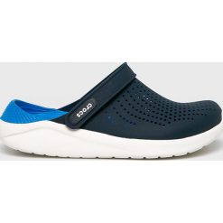 Crocs - Klapki. Czerwone klapki damskie Crocs, bez wzorów, z gumy, bez obcasa. W wyprzedaży za 199,90 zł.
