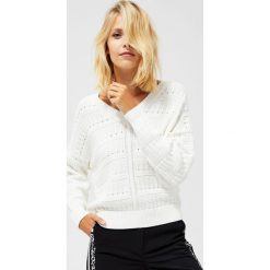 Sweter bawełniany o wyraźnym splocie. Białe swetry damskie Moodo, m, bez wzorów, z bawełny, z długim rękawem, długie, bez kaptura. Za 59,99 zł.