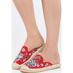 Czerwone Klapki Summer Break. Czerwone espadryle damskie Born2be, z haftami, bez obcasa, na płaskiej podeszwie. Za 49,99 zł.