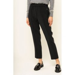 Chinosy Calvin Klein Travel Crepe Side Stripe K20K201715. Czarne spodnie damskie Calvin Klein, bez wzorów, z elastanu. W wyprzedaży za 429,00 zł.