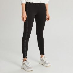 Legginsy z napisem - Khaki. Brązowe legginsy damskie Cropp, s, z napisami. Za 59,99 zł.