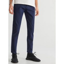 Bawełniane spodnie slim fit - Granatowy. Niebieskie spodnie męskie Reserved, m, bez wzorów, z bawełny. Za 149,99 zł.