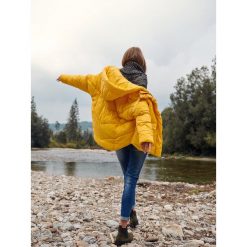 Krótka kurtka z kapturem i taśmami. Żółte kurtki damskie Top Secret, na zimę, bez wzorów, eleganckie, krótkie, z kapturem. W wyprzedaży za 119,99 zł.